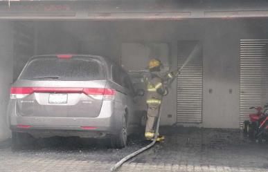 Se incendia vehículo en cochera de una casa en colonia La Muralla en San Pedro