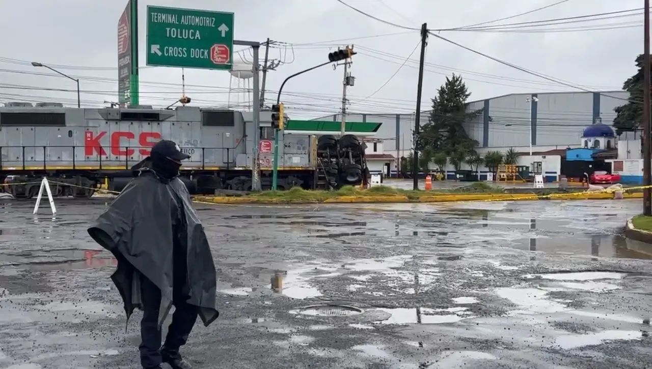 El choque del tren con una pipa doble tanque dejó un gran caos vial en la zona industrial de Toluca. Foto: Captura de Pantalla