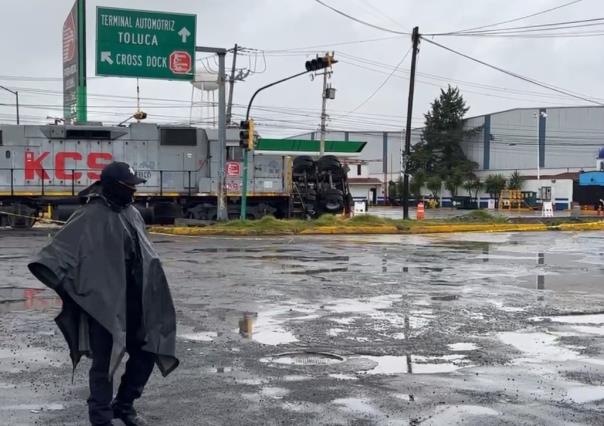 VIDEO: ¡Qué imprudencia! Pipa intenta ganarle el paso al tren en Toluca