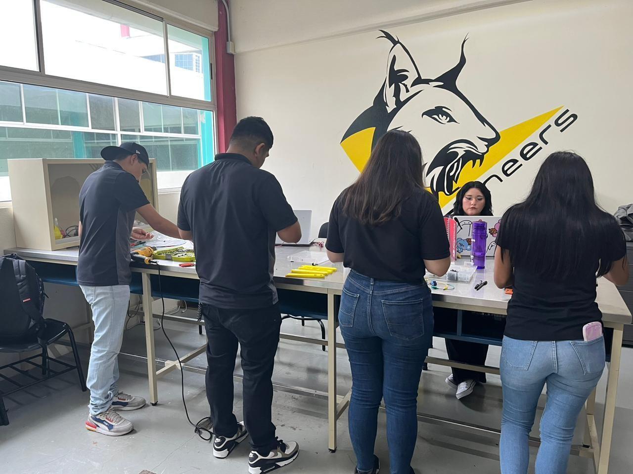 La modalidad dual de la Secretaría de Educación tiene la intención de que estudiantes adquieren un mayor grado de conocimiento. Fotos. Cynthia Pardo