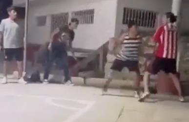 VIDEO: Pelea en cancha de futbol deja un joven muerto en Chiapas