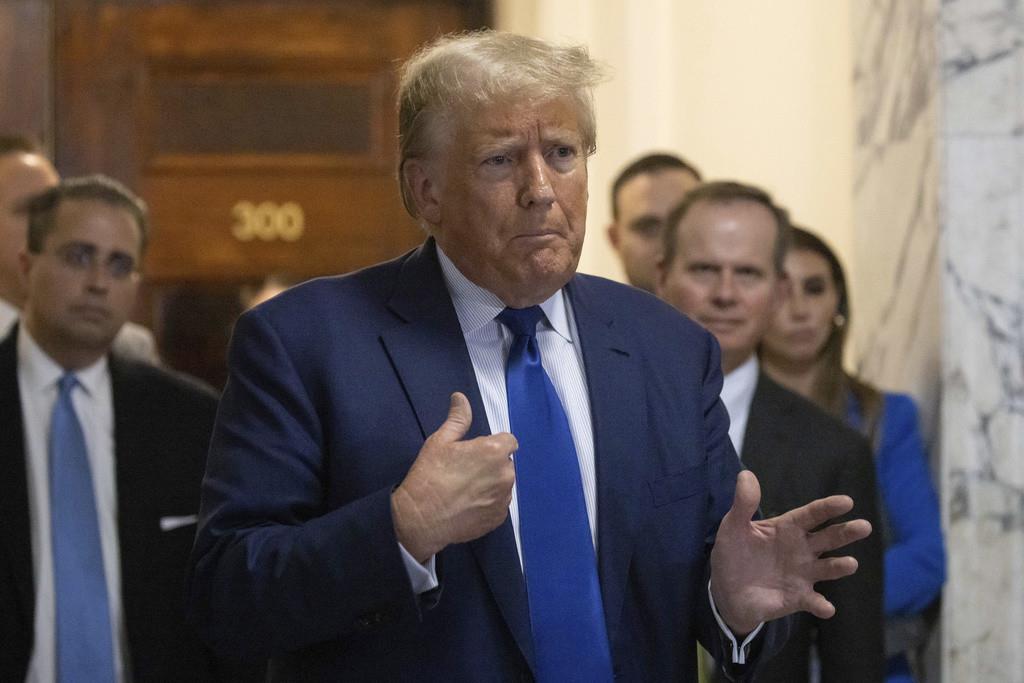 El expresidente estadounidense Donald Trump habla con los reporteros a su salida de la corte donde enfrenta un juicio civil por fraude empresarial en la Corte Suprema de Nueva York, el miércoles 25 de octubre de 2023, en Nueva York. (AP Foto/Yuki Iwamura)