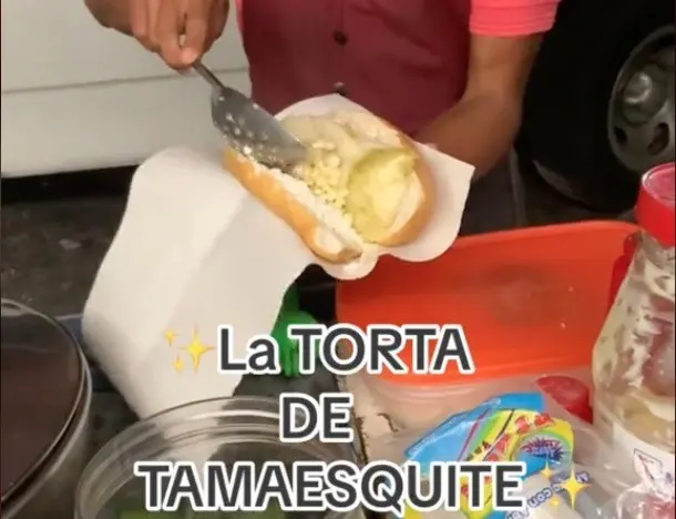 Por medio de TikTok, un joven muestra la preparación de la torta de tamaesquite, que ha conquistado a más de un millón de personas en la red social. Foto: TikTok @CristinaChong