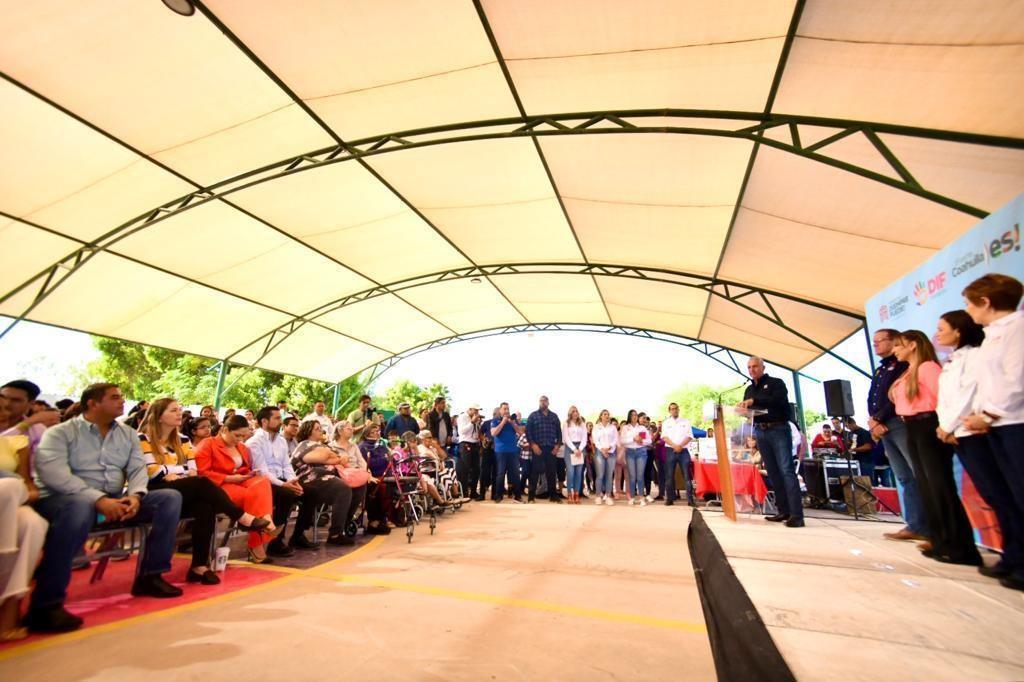 Entrega alcalde de Torreón techumbre en colonia Monterreal