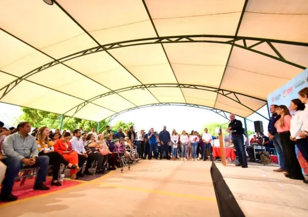 Entrega alcalde de Torreón techumbre en colonia Monterreal