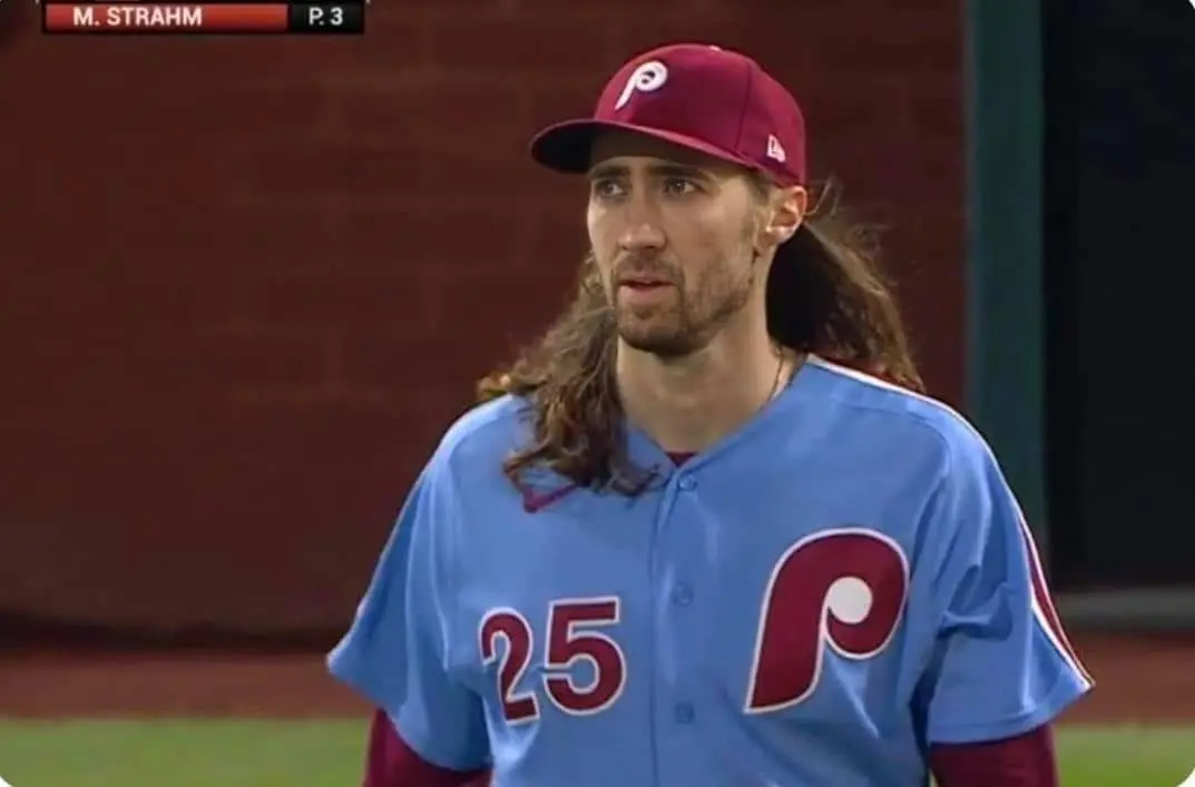 Matt Strahm, de los Phillies, jugó el pasado martes 24 contra los Diamondbacks de Arizona; partido del cual salió su foto que ya se viralizó en redes. Foto: X @Milledescubren.