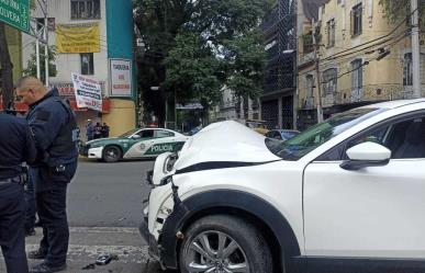 Automovilista intenta ganarle al Metrobús y termina chocando contra la unidad