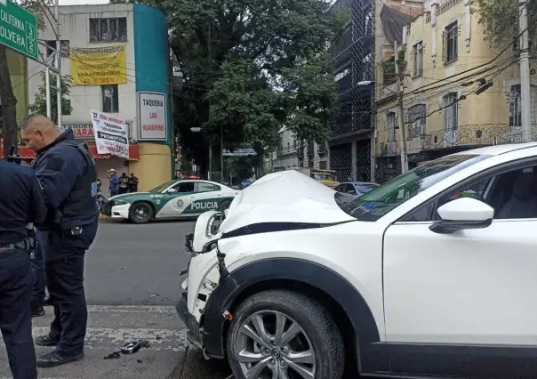 Automovilista intenta ganarle al Metrobús y termina chocando contra la unidad