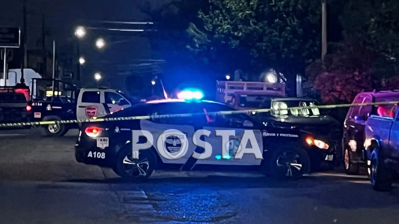 Según vecinos el atacante a pesar de que acababa de cometer la ejecución continuó en la zona dando vueltas hasta que escuchó que llegaba la autoridad y huyó. Foto: Raymundo Elizalde.