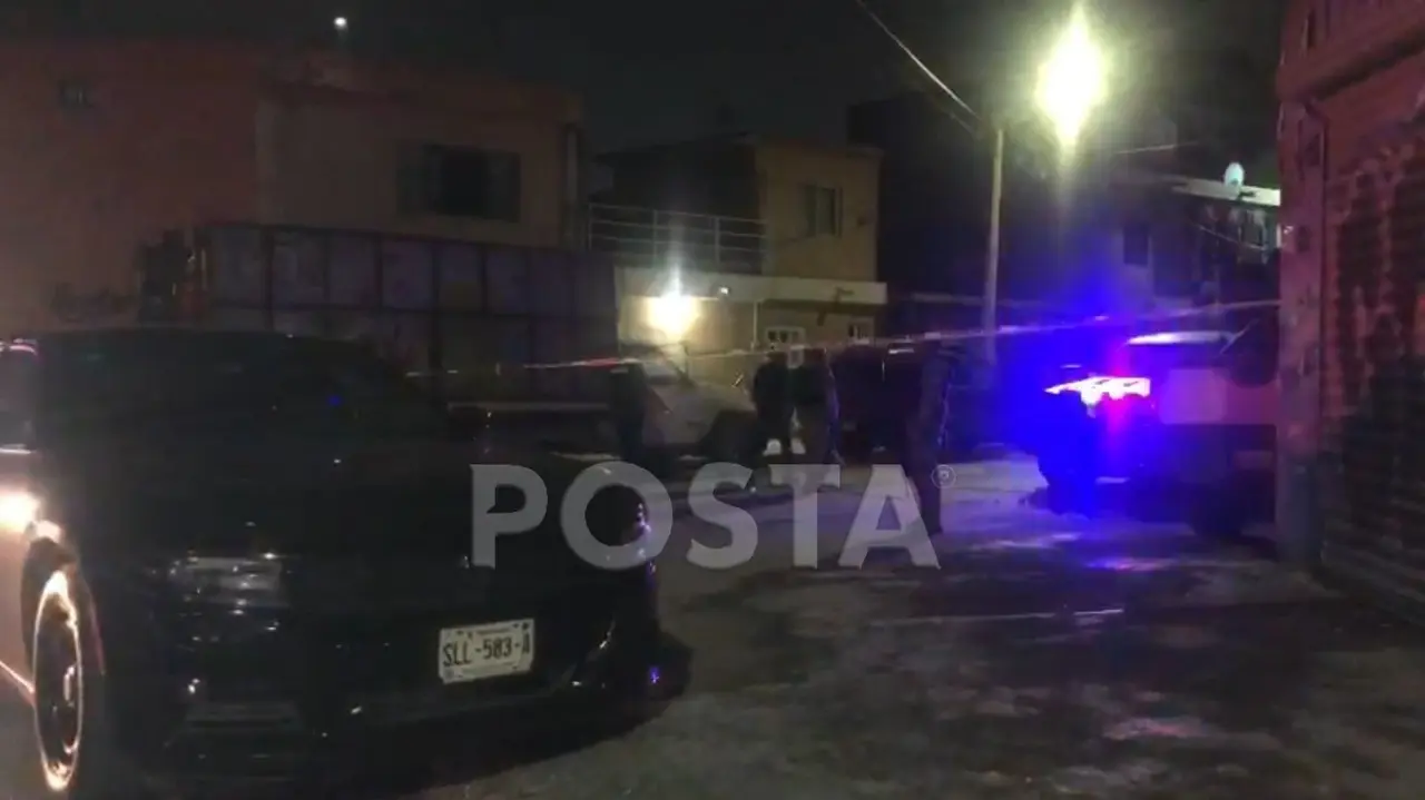 Los lesionados, estaban dentro de una propiedad, quienes fueron atendidos y trasladados por los paramédicos, mientras que la zona fue asegurada por policías municipales. Foto: Raymundo Elizalde.