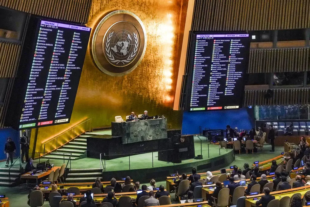 Las pantallas muestran los resultados de una votación del viernes 27 de octubre de 2023 en la Asamblea General de la ONU sobre una resolución que pide una pausa humanitaria en Gaza y el cese de hostilidades entre Israel y Hamás, el grupo que gobierna Gaz