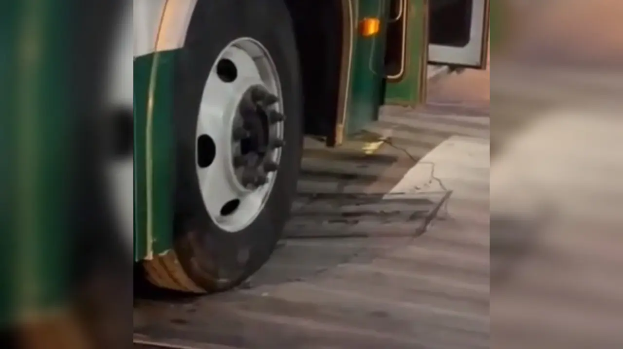 Dos unidades del transporte público cayeron en un enorme bache en la avenida Lázaro Cárdenas, de San Pedro. Foto: TikTok Chris Reyes