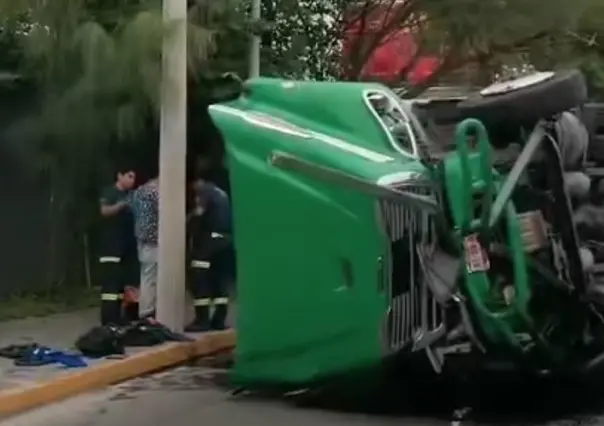 Vuelca tráiler en avenida Fidel Velázquez en Monterrey