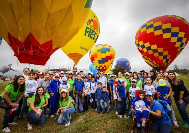 Niñas y niños disfrutan del Festival Cielo Mágico en Santiago