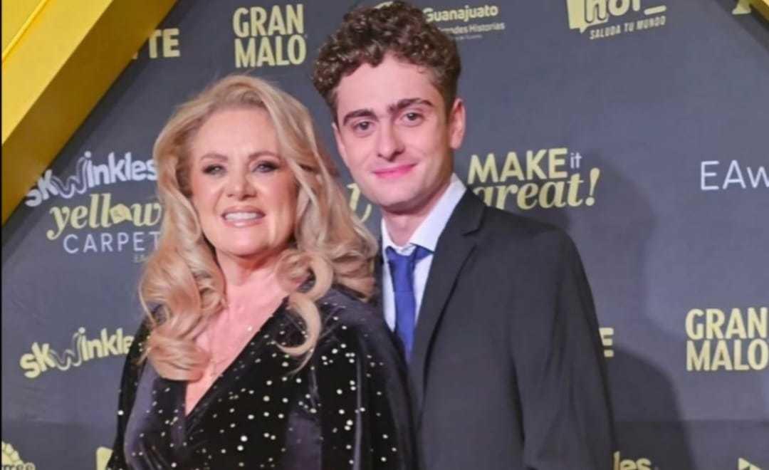 Erika Buenfil y su hijo, Nicolás, en una entrega de premios. Foto: Instagram