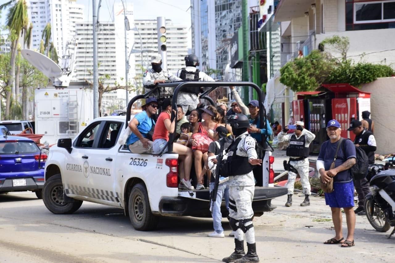 Servidores de la nación evalúan daños tras huracán Otis. Foto: @rosaicela_