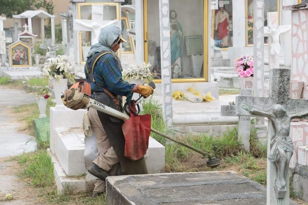 Realizan labores de limpieza en panteones de Juárez por Día de Muertos