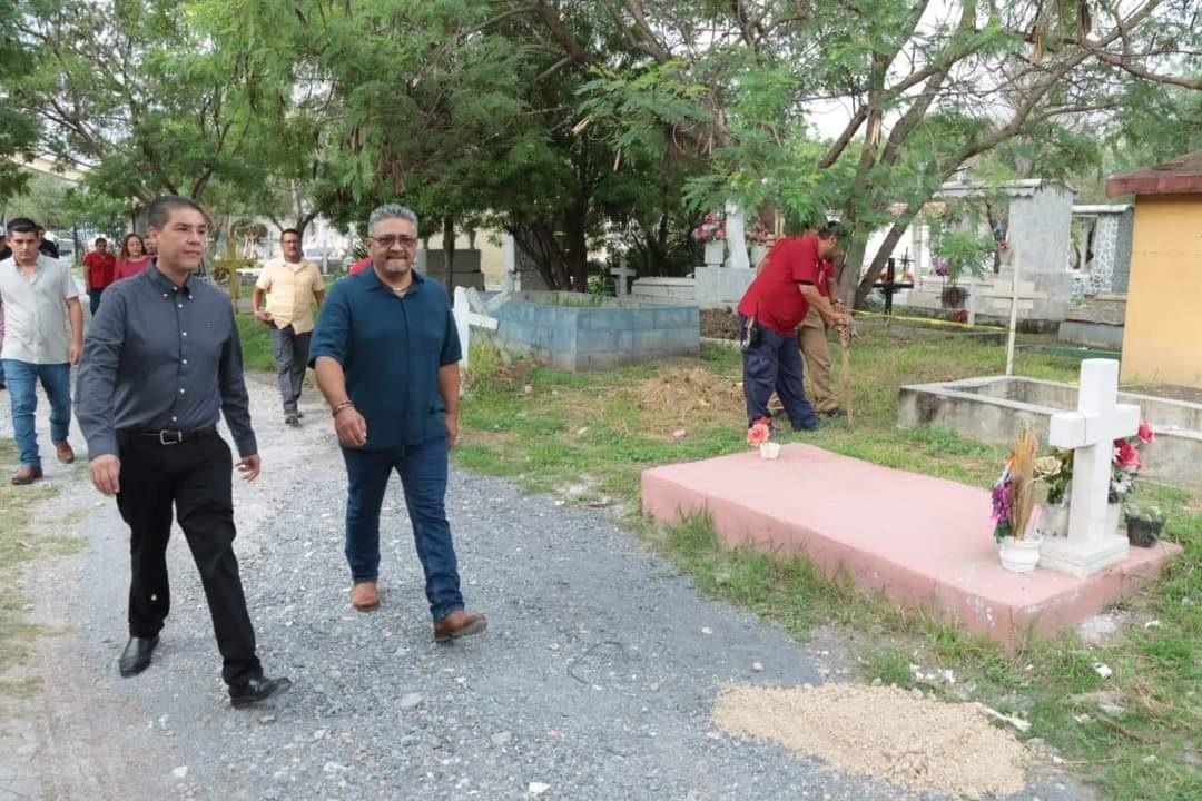 Realizan labores de limpieza en panteones de Juárez por Día de Muertos