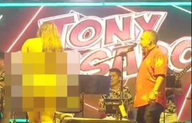 Investigan a cantante Tony Rosado por desnudar a una mujer en concierto