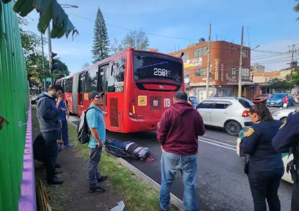 Ciclista arrollado por Metrobús en Iztapalapa: grave estado de salud