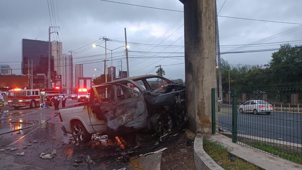 Al sitio llegó personal de la Cruz Roja y Protección Civil de Nuevo León pero nada pudieron hacer ya que la víctima había fallecido. Foto: Raymundo Elizalde.