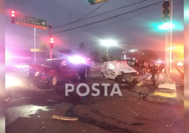 Muere pasajero de taxi en fuerte choque en bulevar Francisco Villa