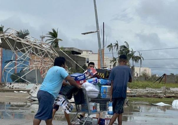 Don Isidro sobrevivió a Otis y ahora busca comida en su silla de ruedas