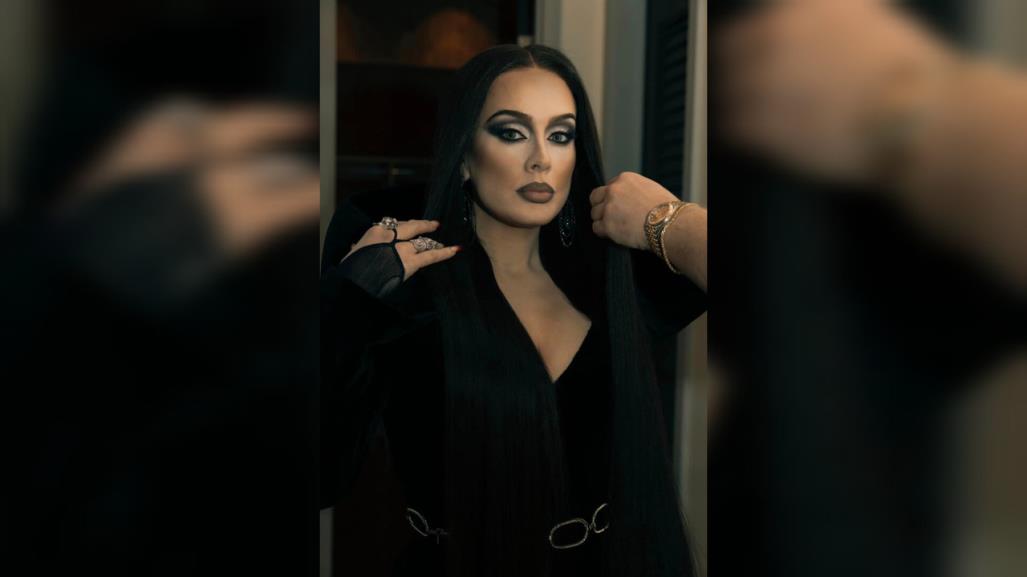 Cambia Adele de look; se disfraza de Morticia Addams