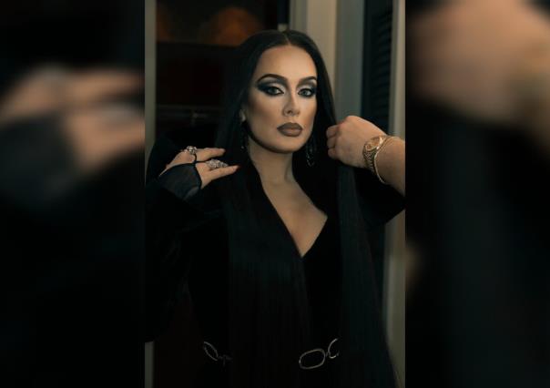 Cambia Adele de look; se disfraza de Morticia Addams