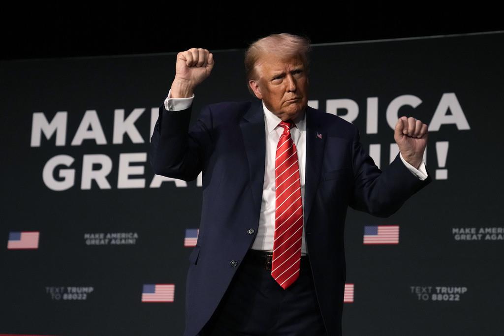 El expresidente Donald Trump baila en el escenario durante un mitin, el domingo 29 de octubre de 2023, en Sioux City, Iowa. (AP Foto/Charlie Neibergall)