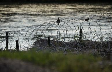 Jueza pide a agentes fronterizos cortar alambre de púas entre Texas y México