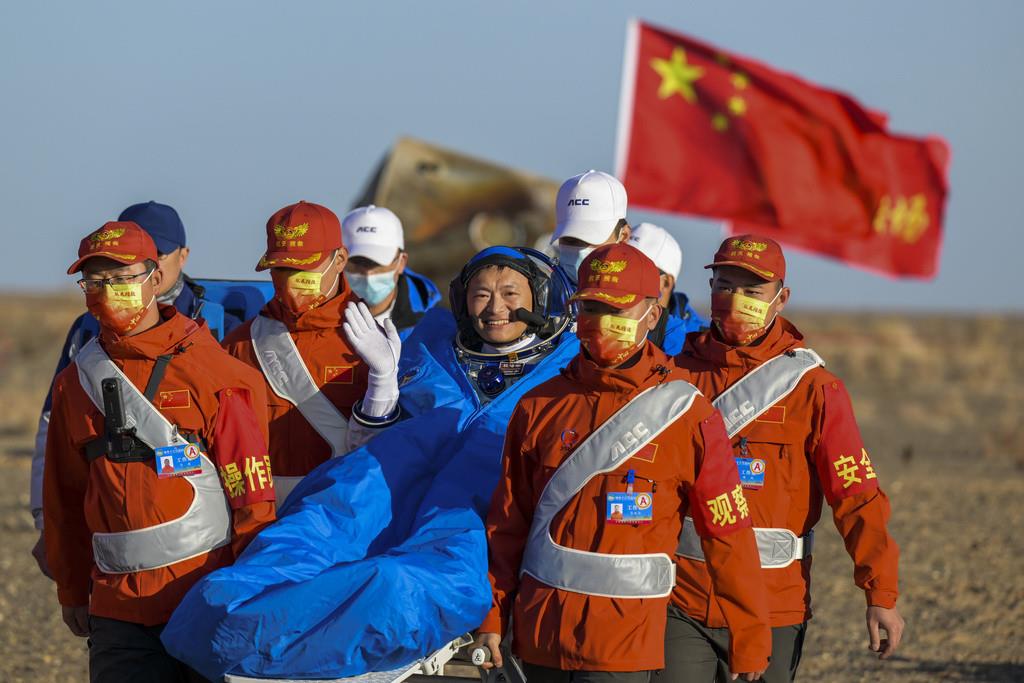 En esta fotografía difundida por la agencia de noticias Xinhua, el astronauta Gui Haichao saluda mientras es trasladado de la cápsula de reingreso de la misión Shenzhou-14 tras aterrizar exitosamente en Dongfeng, en la región autónoma de Mongolia Interior,