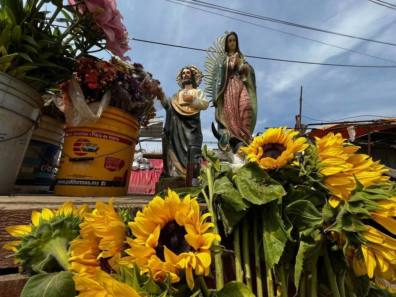 San Judas y la Virgen de Guadalupe quedan de pie en negocio tras paso de Otis. FOTO: Ivan Macías