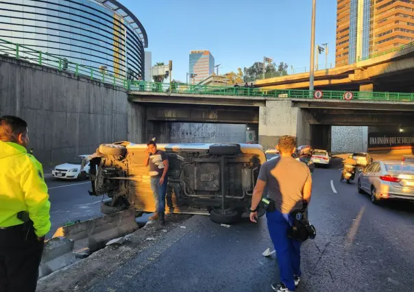 Vuelca camioneta en Periférico; invade sentido opuesto de vialidad