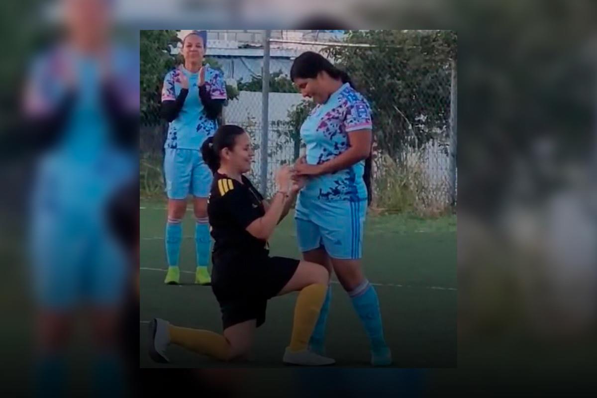 Le pide matrimonio a su novia en pleno partido