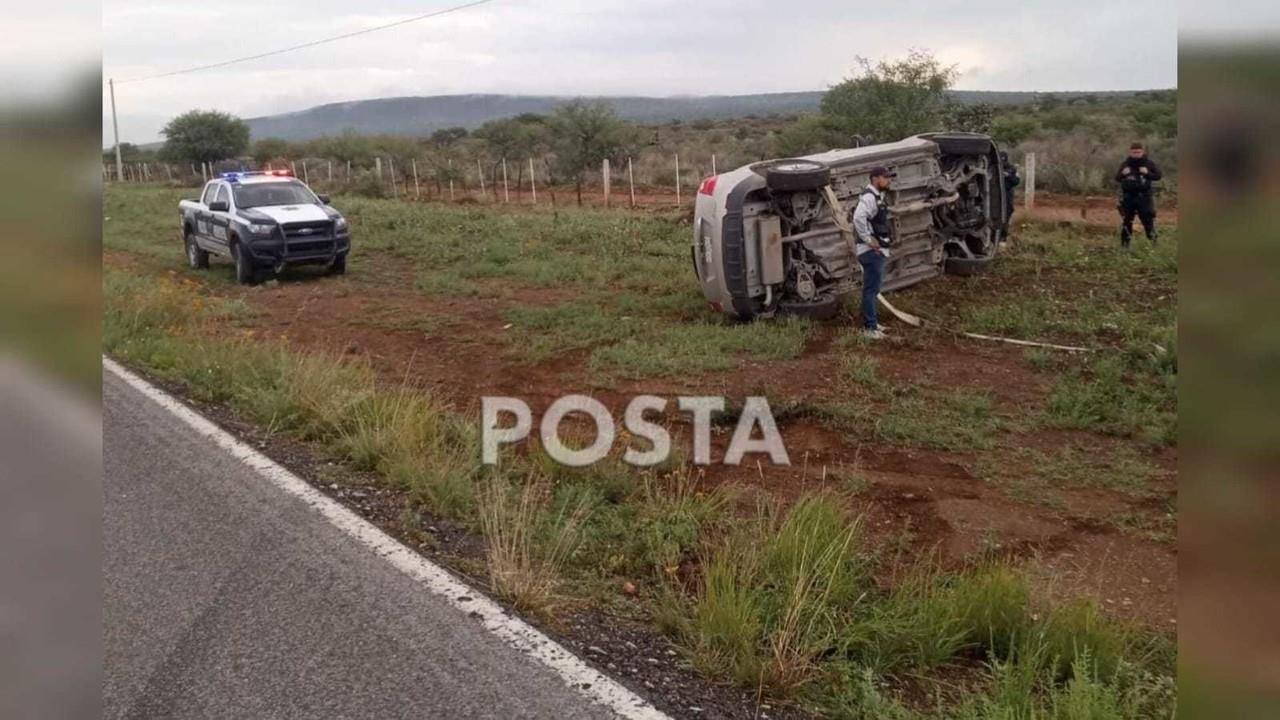Manada de jabalíes ocasiona volcadura
