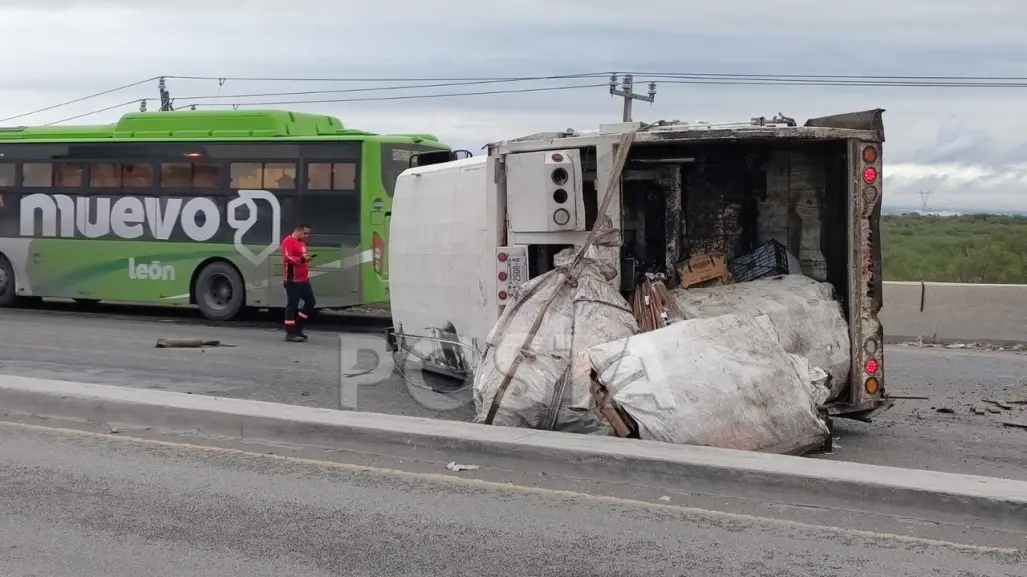 Vuelca camión de basura en Escobedo