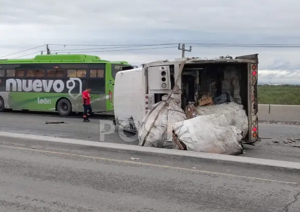 Vuelca camión de basura en Escobedo