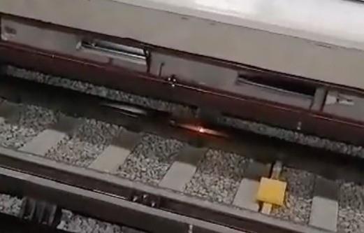 El Sistema de Transporte Colectivo informó que, aparentemente, un objeto metálico provocó un corto circuito y el flamazo. Foto: X @viral_metro.