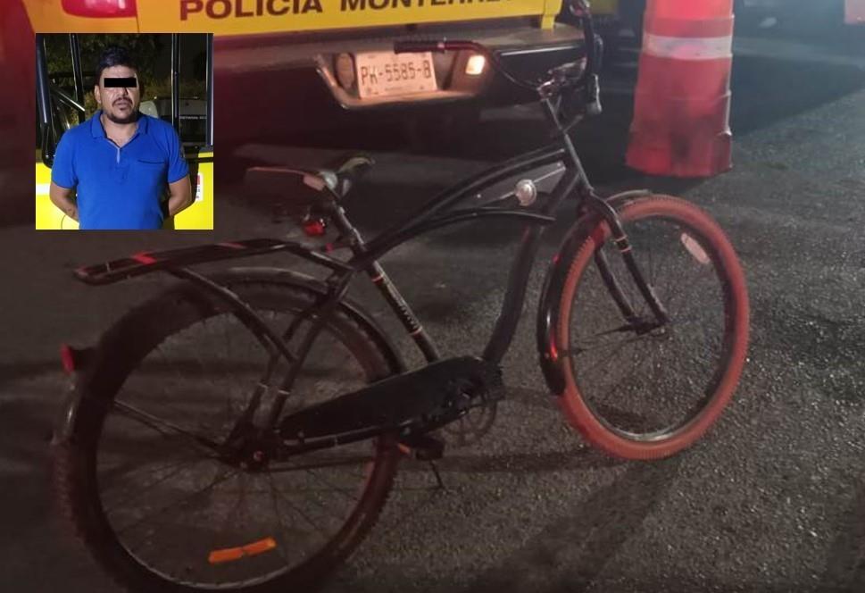 Un hombre que presuntamente había robado una bicicleta, fue detenido por oficiales de la Policía de Monterrey. Foto. Cortesía