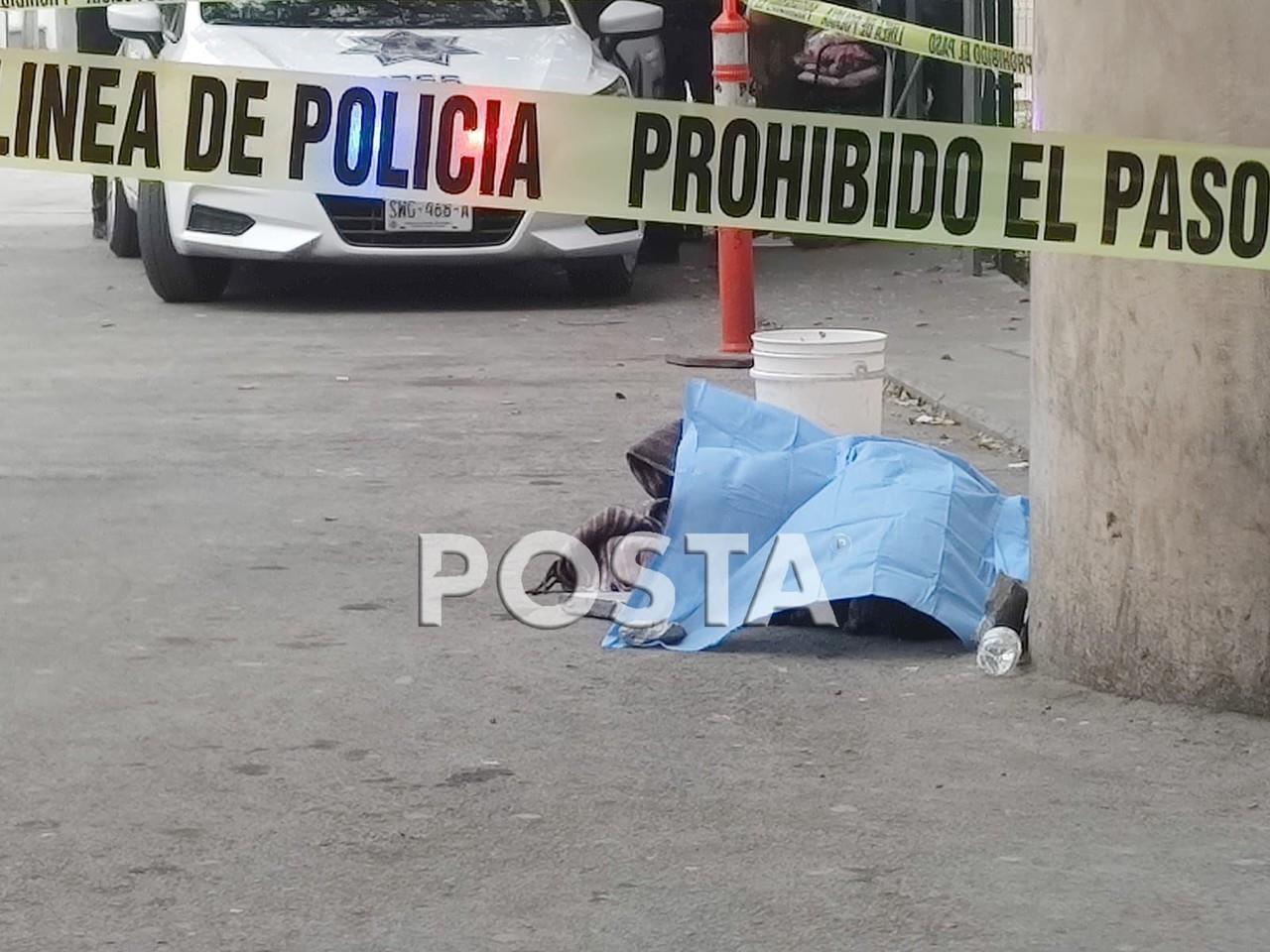 El reporte de una persona sin vida se dio en la avenida Adolfo López Mateos junto a las columnas del metro. Foto: Raymundo Elizalde.