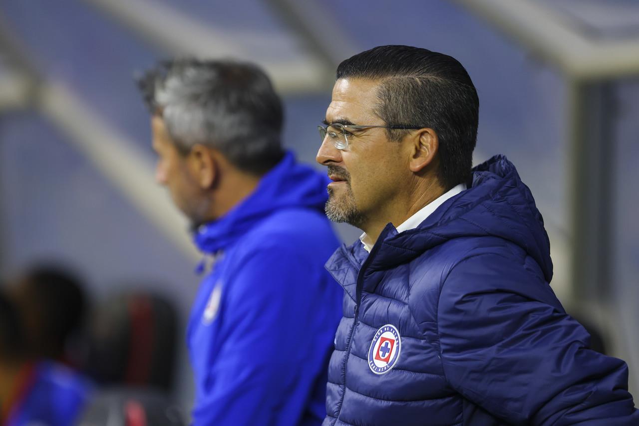 Joaquín Moreno, DT del Cruz Azul sabe que no pueden festejar antes de tiempo.