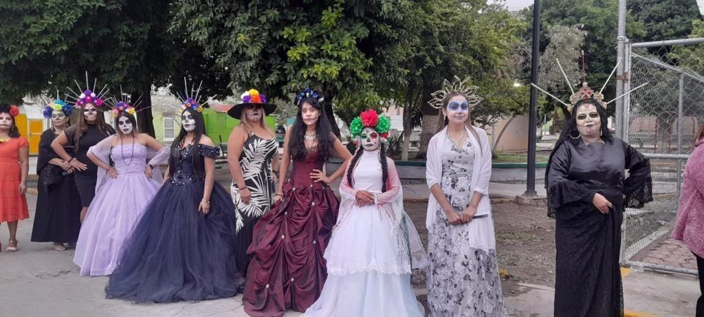 Se realizó una pasarela de catrinas protagonizada por las alumnas de los talleres de belleza y baile que asisten al centro comunitario de la colonia San Joaquín. (Fotografía: Gobierno de Torreón)