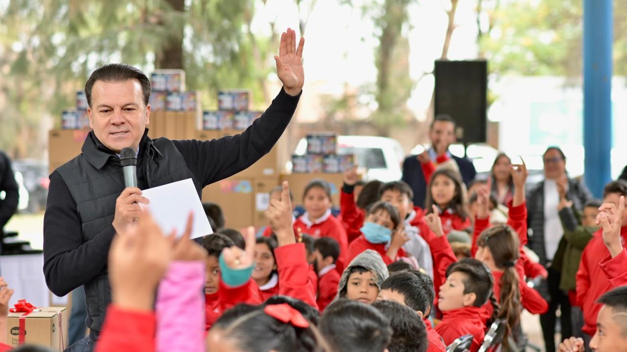 El gobernador del Estado Esteban Villegas, realizó la entrega de 1000 aulas digitales, buscando posicionar a Durango dentro de las cinco entidades en todo el país con el mejor sistema educativo. Fotos: Oscar Díaz. Video: Jesús Carrillo.