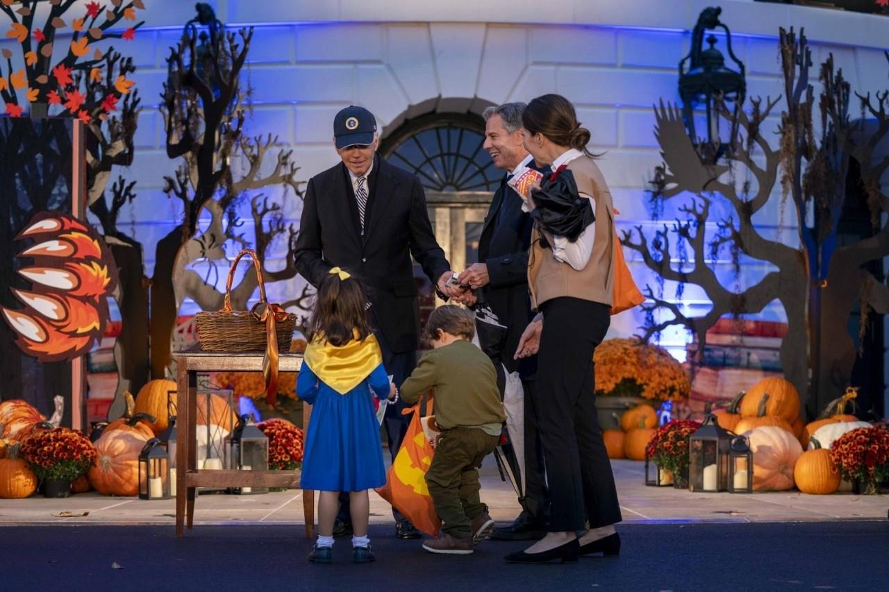 Dichos disfraces, nada comunes para los hijos del secretario de Estado fueron rápidamente criticadas por los usuarios de redes sociales. Foto: X @WhiteHouse