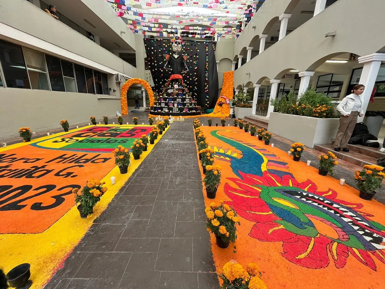 El Altar de Muertos elaborado por alumnos y maestros de la Preparatoria 22 de la UANL fue para recordar a la maestra  Nora Hilda Castruita García. Foto: Karla Omosigho