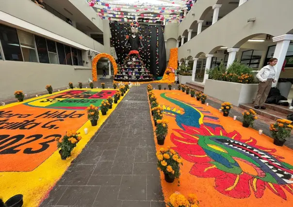 Honran con altar de Día de Muertos a maestra de la Prepa 22 de la UANL