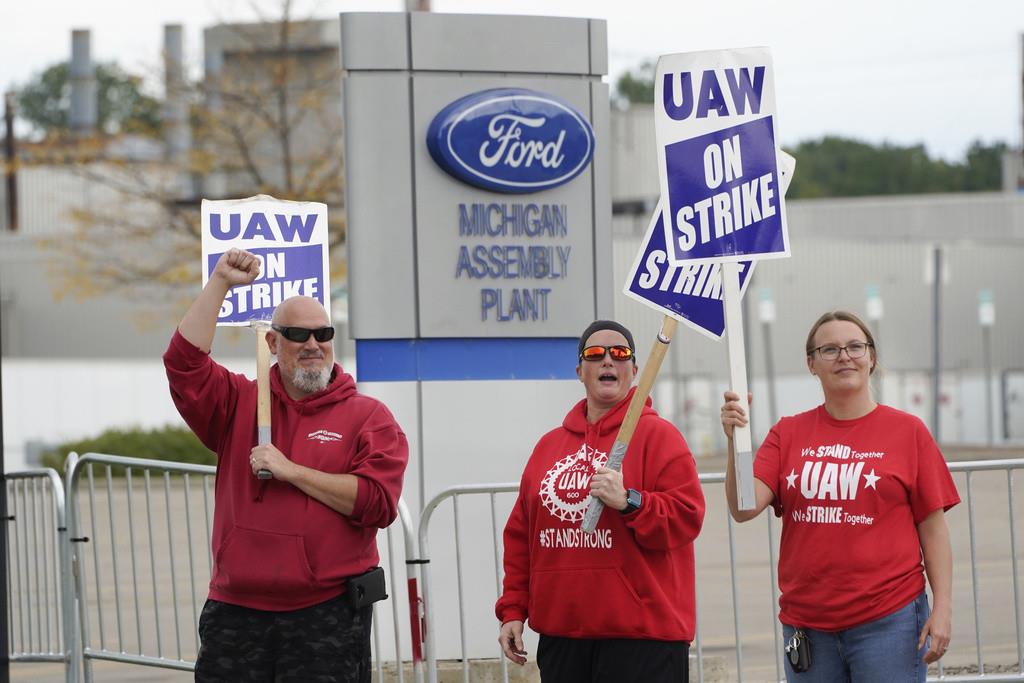 Afiliados al sindicato United Auto Workers realizan huelga en la planta de ensamblaje en Wayne, Michigan, el 26 de septiembre de 2023. (AP Foto/Paul Sancya, archivo)