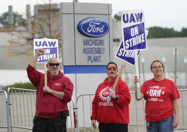 Empleados de fábrica de Ford aprueban acuerdo contractual tras huelga histórica