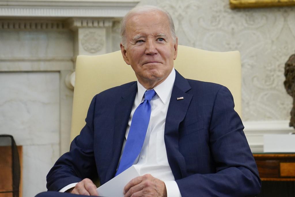 El presidente Joe Biden escucha durante una reunión con el presidente de República Dominicana, Luis Abinader, en la Oficina Oval de la Casa Blanca, Washington, el jueves 2 de noviembre de 2023. (AP Foto/Evan Vucci)